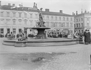 Havis Amanda on patsas Helsingissä, Kaupatorin lähellä. Kuvassa patsas vuonna 1908. Kuva: Gustaf Sandberg